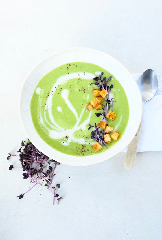 Grüne Erbsensuppe mit Microgreens vom Rettich