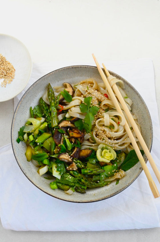 Reisbandnudel-Bowl mit grünem Spargel, Pak Choi & Shiitake