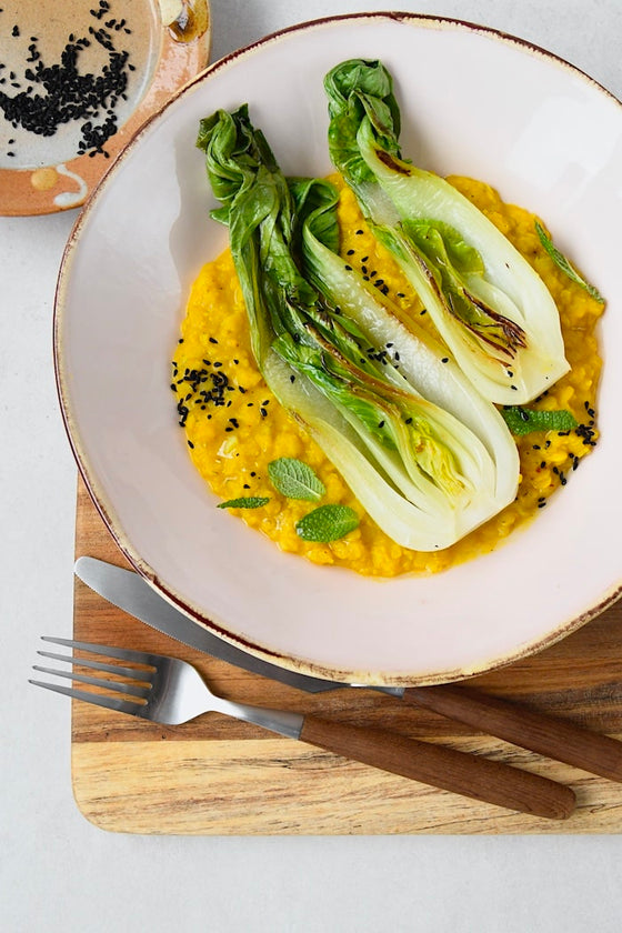 Goldene Linsencreme mit gedünstetem Pak Choi