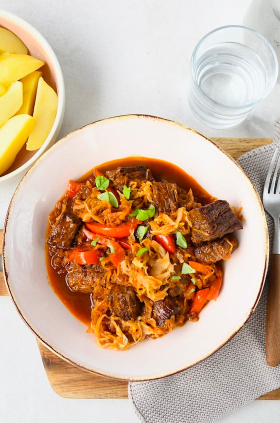 Mildes Rindergulasch mit Sauerkraut & Paprika