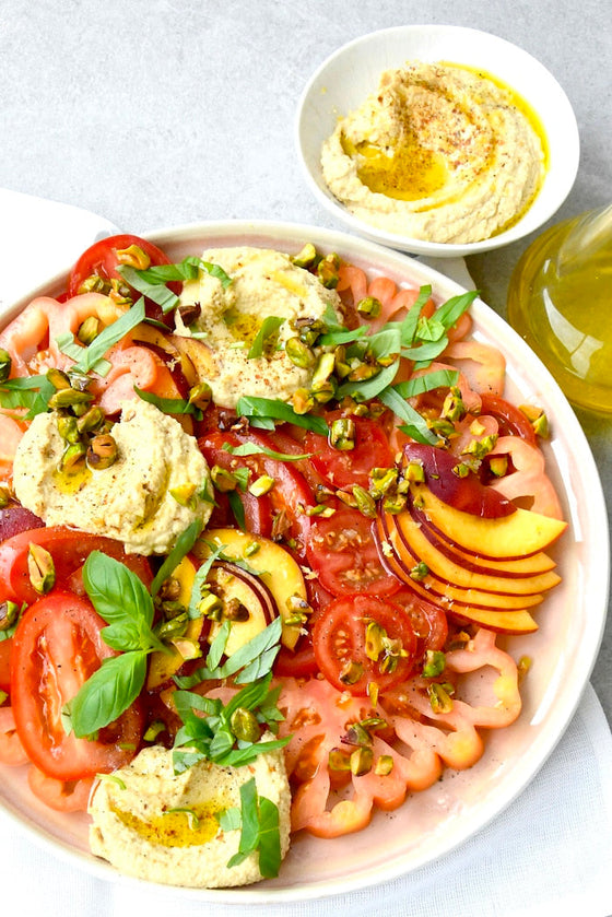 Tomaten-Pfirsich-Salat mit Hummus