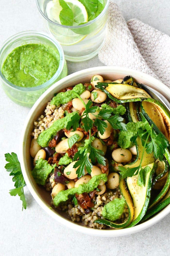 Power-Bowl mit Buchweizen, Zucchini & Petersilien-Zitronen-Dressing