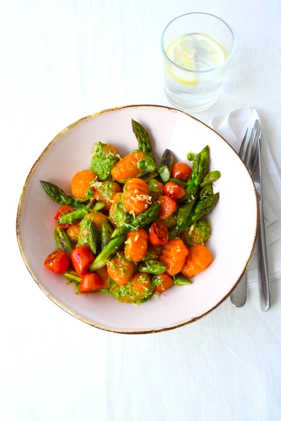 Süßkartoffel-Gnocchi mit Pesto, grünem Spargel und Tomaten