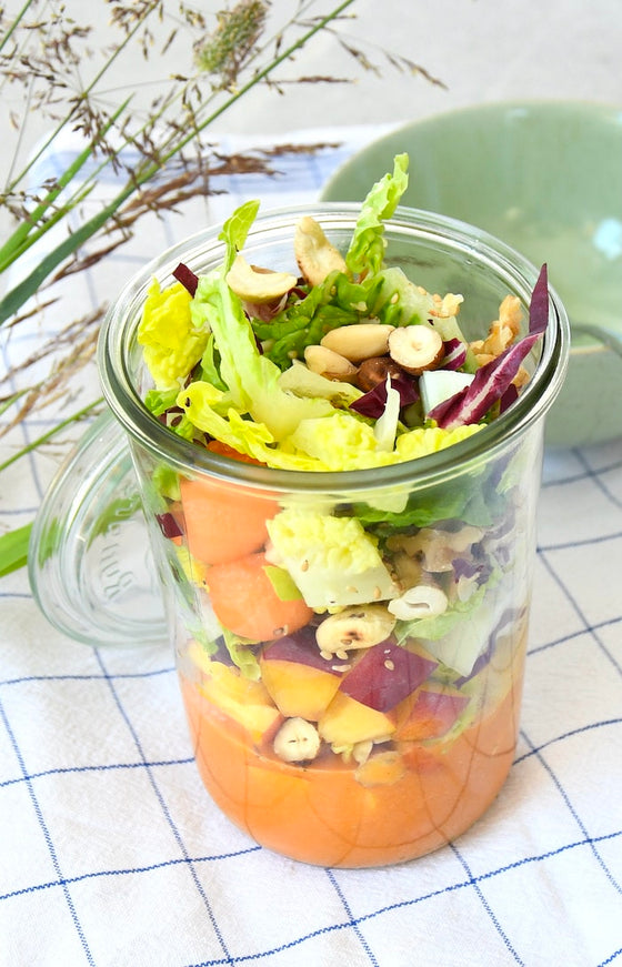 Fruchtiger Salat im Glas