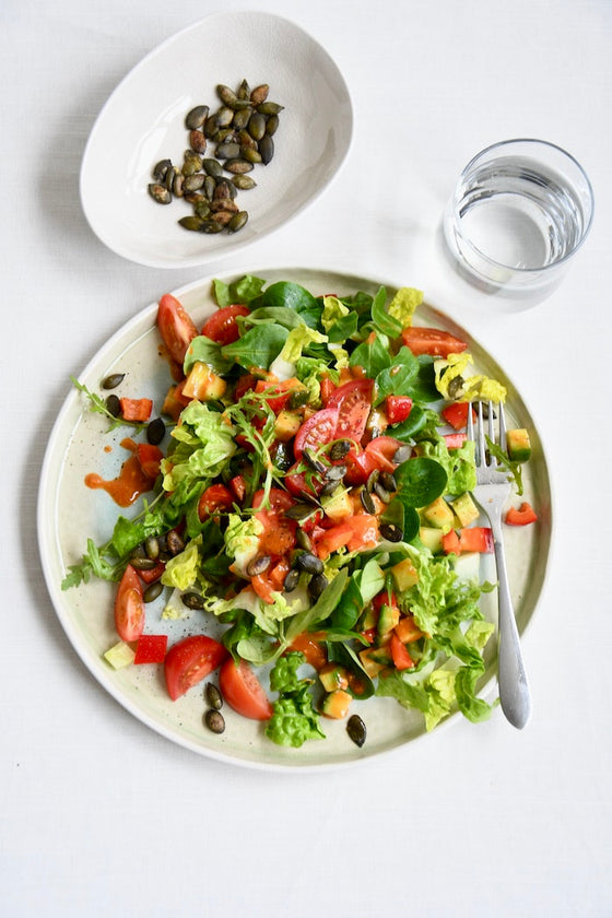 Bunter Salat mit gerösteten Kürbiskernen