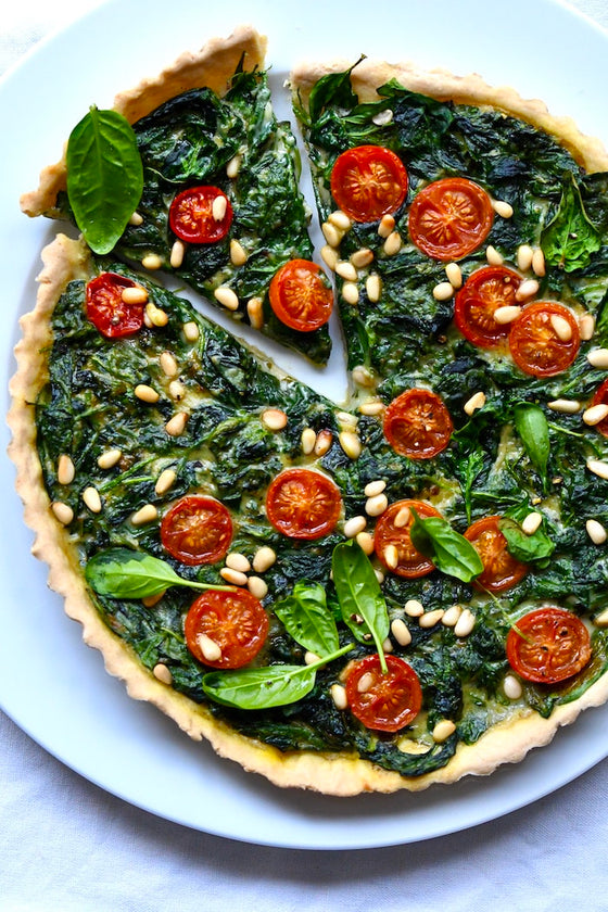 Spinat-Quiche mit Tomaten und Pinienkernen – gesund, aromatisch & vielseitig