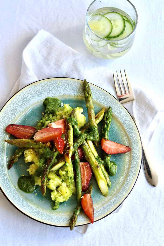Grüner Spargel mit Petersilienpesto, Kartoffelstampf und Erdbeeren