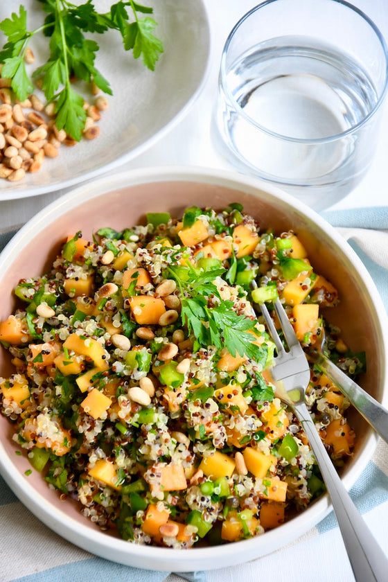 Quinoa-Salat mit Papaya, grüner Paprika und PetersilieDieser Quinoa-Salat ist eine fruchtig-nussige Alternative zum klassischen Couscous-Salat – mit süßer Papaya, grüner Paprika, Petersilie und feinen Pinienkernen.