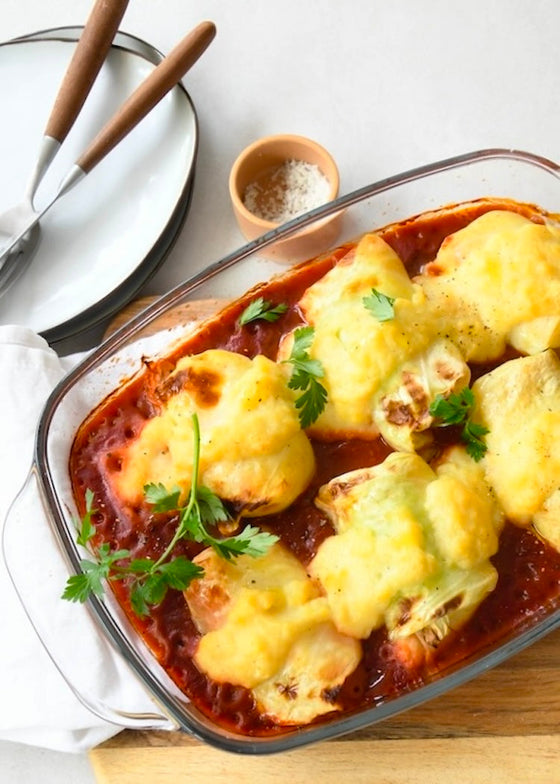 Spitzkohl-Röllchen mit cremiger Kartoffelfüllung in Tomatensauce