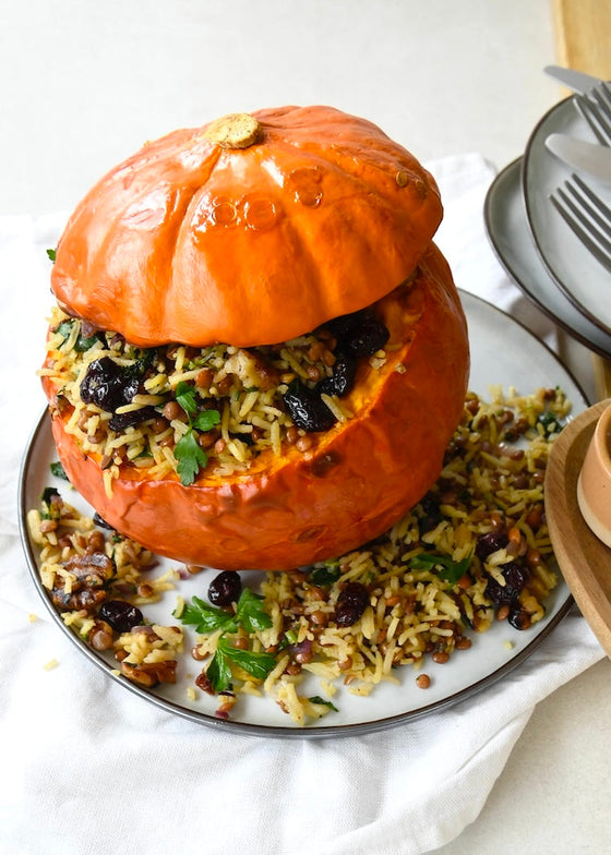 Gefüllter Kürbis mit Reis, Linsen, Cranberries & Walnüssen