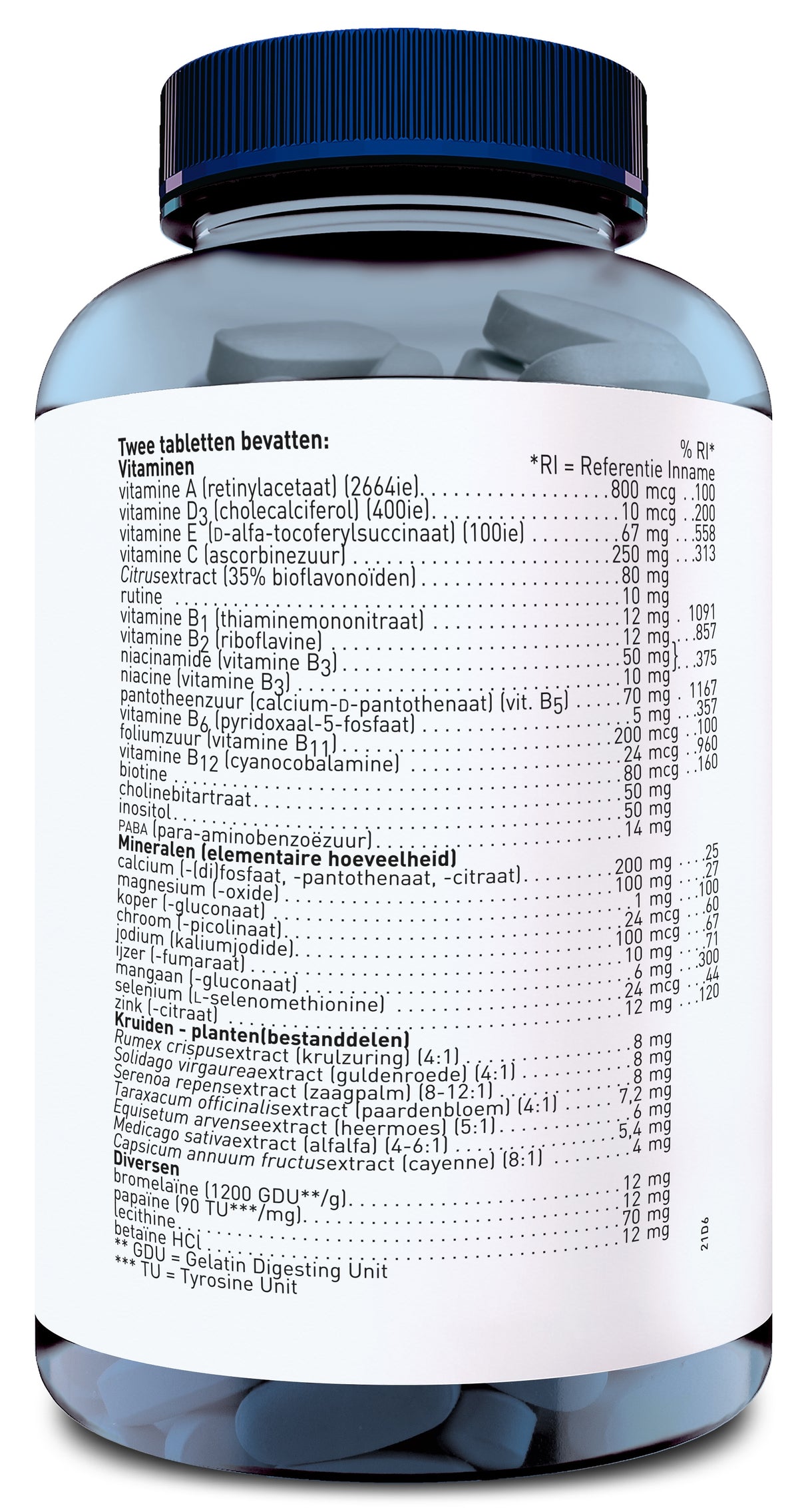 Eine durchsichtige Plastikflasche mit blauem Deckel, gefüllt mit blauen Tabletten. Auf der Flasche ist eine Liste von Inhaltsstoffen auf Niederländisch abgedruckt, die Vitamine, Mineralien und Kräuterextrakte umfasst.