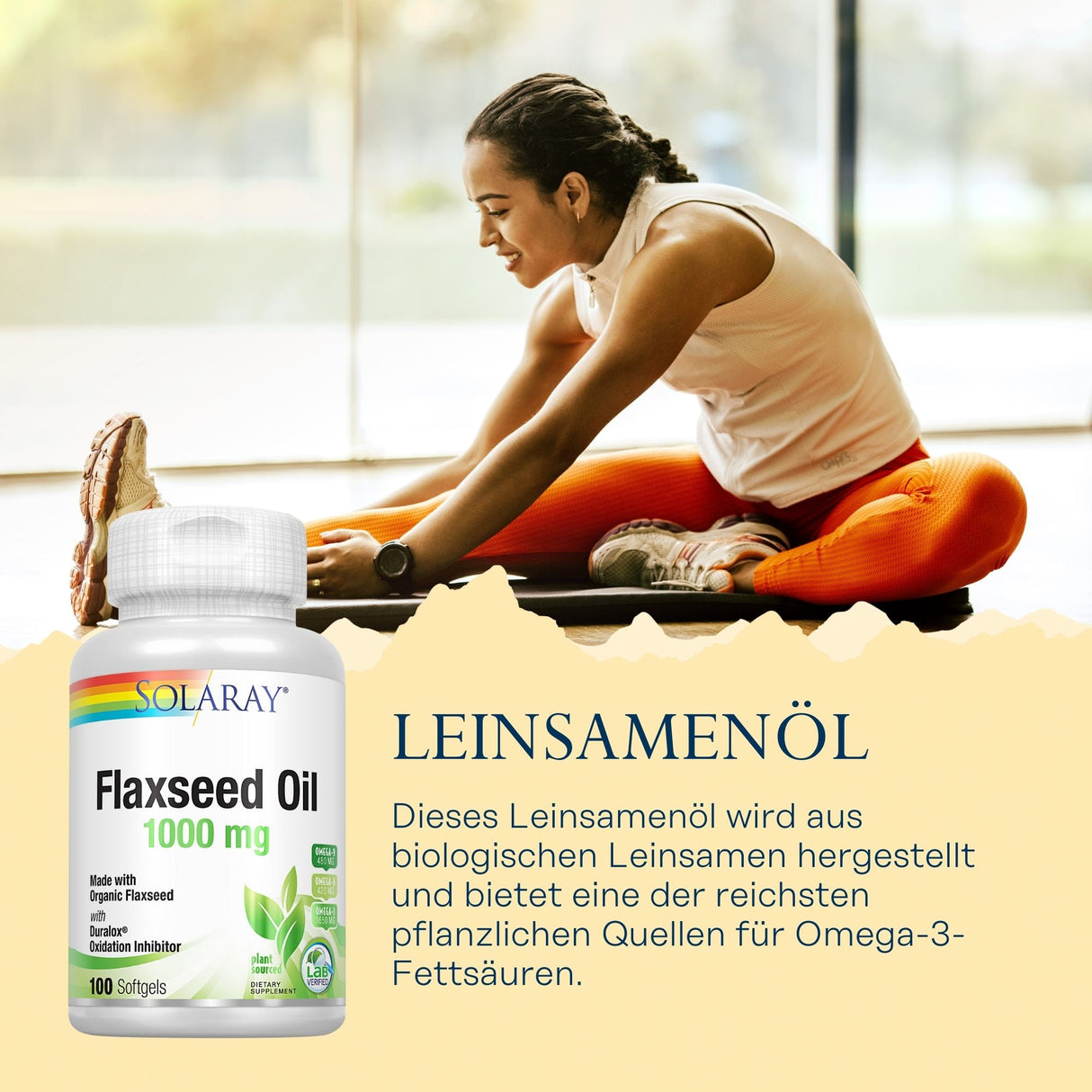 Das Bild zeigt eine Frau in Sportkleidung, die sich auf einer Fitnessmatte dehnt. Sie trägt ein weißes Oberteil und orangefarbene Leggings. Im Vordergrund ist eine Flasche Solaray Leinsamenöl 1000 mg abgebildet. Der Text auf der Flasche weist darauf hin, dass es sich um ein Produkt aus biologischen Leinsamen handelt, das eine reiche Quelle für Omega-3-Fettsäuren ist. Im Hintergrund ist eine unscharfe, helle Umgebung zu sehen, möglicherweise ein Fitnessstudio oder ein Raum mit großen Fenstern.