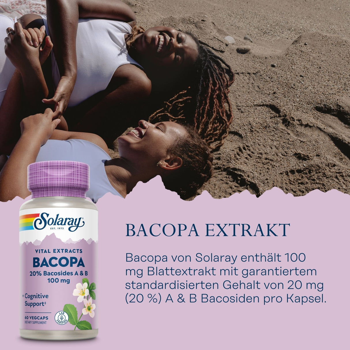 Zwei Frauen liegen lachend auf einem Sandstrand. Sie tragen helle Kleidung und halten sich an den Händen. Im Vordergrund ist eine Verpackung von Solaray Bacopa zu sehen. Der Text auf der Verpackung beschreibt den Inhalt des Produkts: 100 mg Bacopa-Extrakt mit 20 % Bacosiden pro Kapsel. Der Hintergrund ist sandig und sonnig.