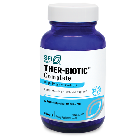 Das Bild zeigt eine blaue Plastikflasche mit einem weißen Etikett. Auf dem Etikett steht „SFI Health THER-BIOTIC Complete High Potency Probiotic“. Es gibt weitere Informationen über den Inhalt, wie „12 Probiotic Species“ und „100 Billion CFU“. Die Flasche hat einen weißen Schraubverschluss.