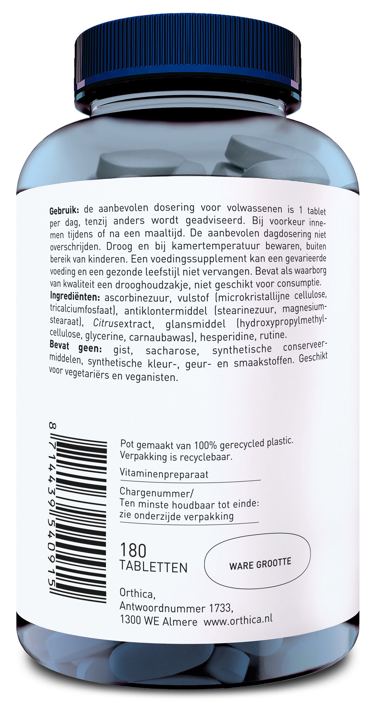 Das Bild zeigt eine blaue Plastikflasche mit einem schwarzen Deckel. Auf dem Etikett steht in niederländischer Sprache eine Gebrauchsanweisung für ein Nahrungsergänzungsmittel. Die Flasche enthält 180 Tabletten und ist aus 100% recyceltem Plastik hergestellt. Die Verpackung ist recyclebar. Die Zutatenliste umfasst Ascorbinsäure, Citrus-Extrakt und andere Inhaltsstoffe. Das Produkt ist für Vegetarier und Veganer geeignet und wird von Orthica in Almere, Niederlande, hergestellt.