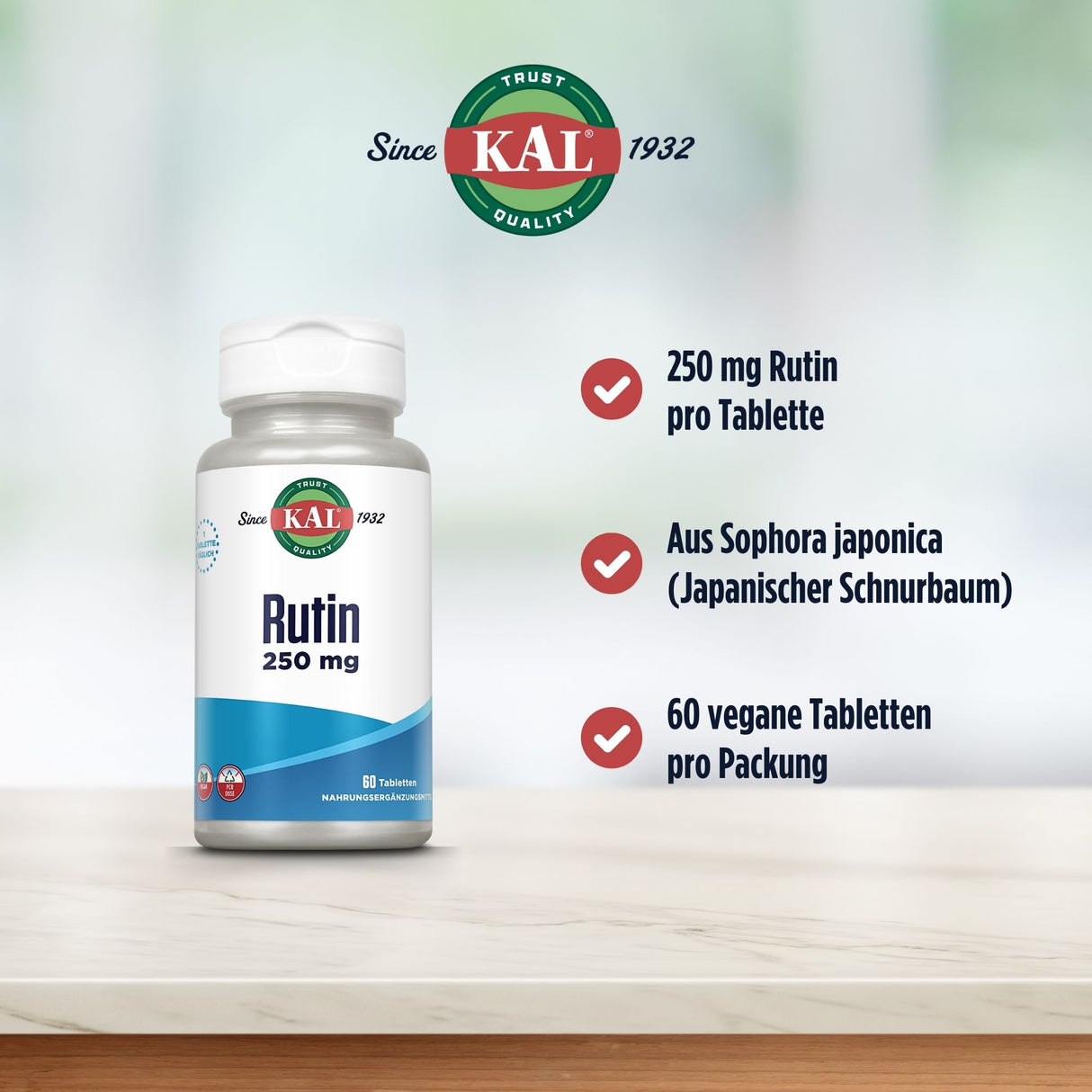 Das Bild zeigt eine Flasche mit Rutin-Tabletten der Marke KAL. Auf der Flasche steht "Rutin 250 mg". Im Hintergrund sind Informationen über das Produkt zu sehen: "250 mg Rutin pro Tablette", "Aus Sophora japonica (Japanischer Schnurbaum)", "60 vegane Tabletten pro Packung". Oben ist das KAL-Logo mit der Aufschrift "Since 1932" zu sehen. Der Hintergrund ist unscharf, was die Produktinformationen hervorhebt.