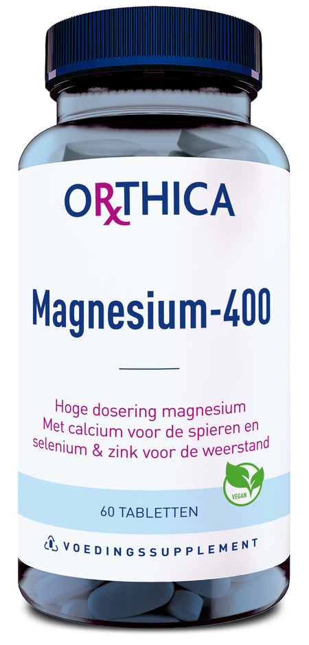 Ein Glasbehälter mit dunkelblauem Deckel, beschriftet mit 'Orthica Magnesium-400'. Enthält 60 Tabletten. Text auf Niederländisch: 'Hoge dosering magnesium. Met calcium voor de spieren en selenium & zink voor de weerstand.' Vegan-Logo.