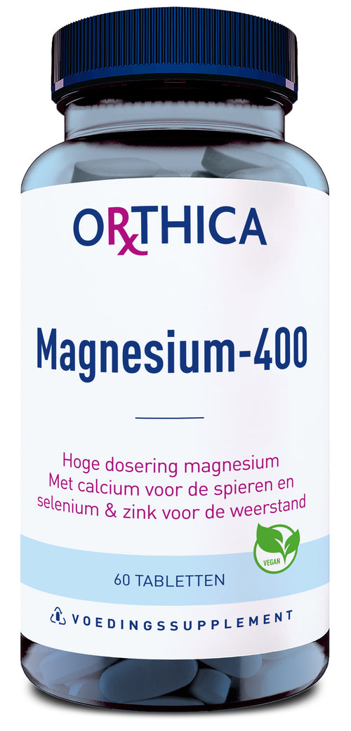Ein Glasbehälter mit dunkelblauem Deckel, beschriftet mit 'Orthica Magnesium-400'. Enthält 60 Tabletten. Text auf Niederländisch: 'Hoge dosering magnesium. Met calcium voor de spieren en selenium & zink voor de weerstand.' Vegan-Logo.