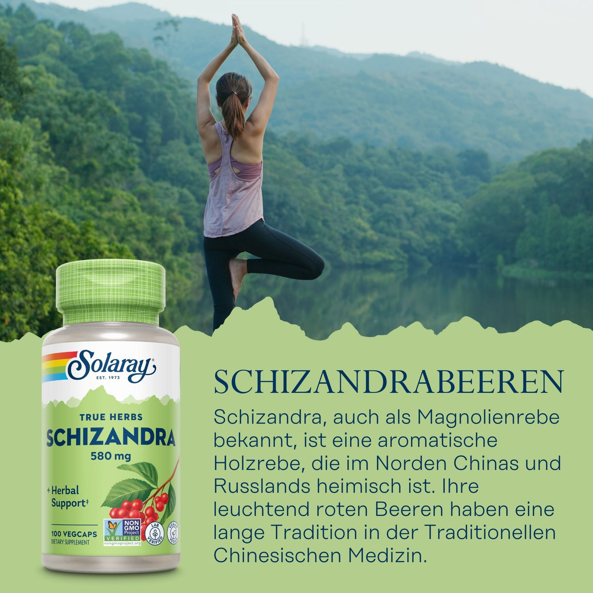 Frau macht Yoga vor einer Waldkulisse. Links unten eine Flasche mit Schizandra-Ergänzungsmittel. Text über Schizandra-Beeren und ihre Herkunft.