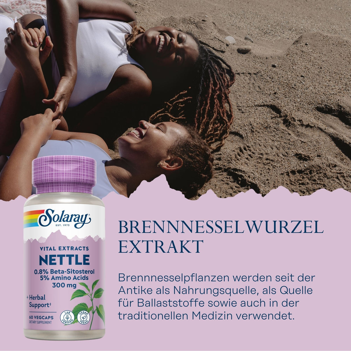 Zwei Personen liegen lächelnd am Sandstrand. Im Vordergrund ist eine Verpackung von Solaray Brennnesselwurzel-Extrakt zu sehen. Der Text beschreibt die Verwendung von Brennnesselpflanzen als Nahrungsquelle und in der Medizin.