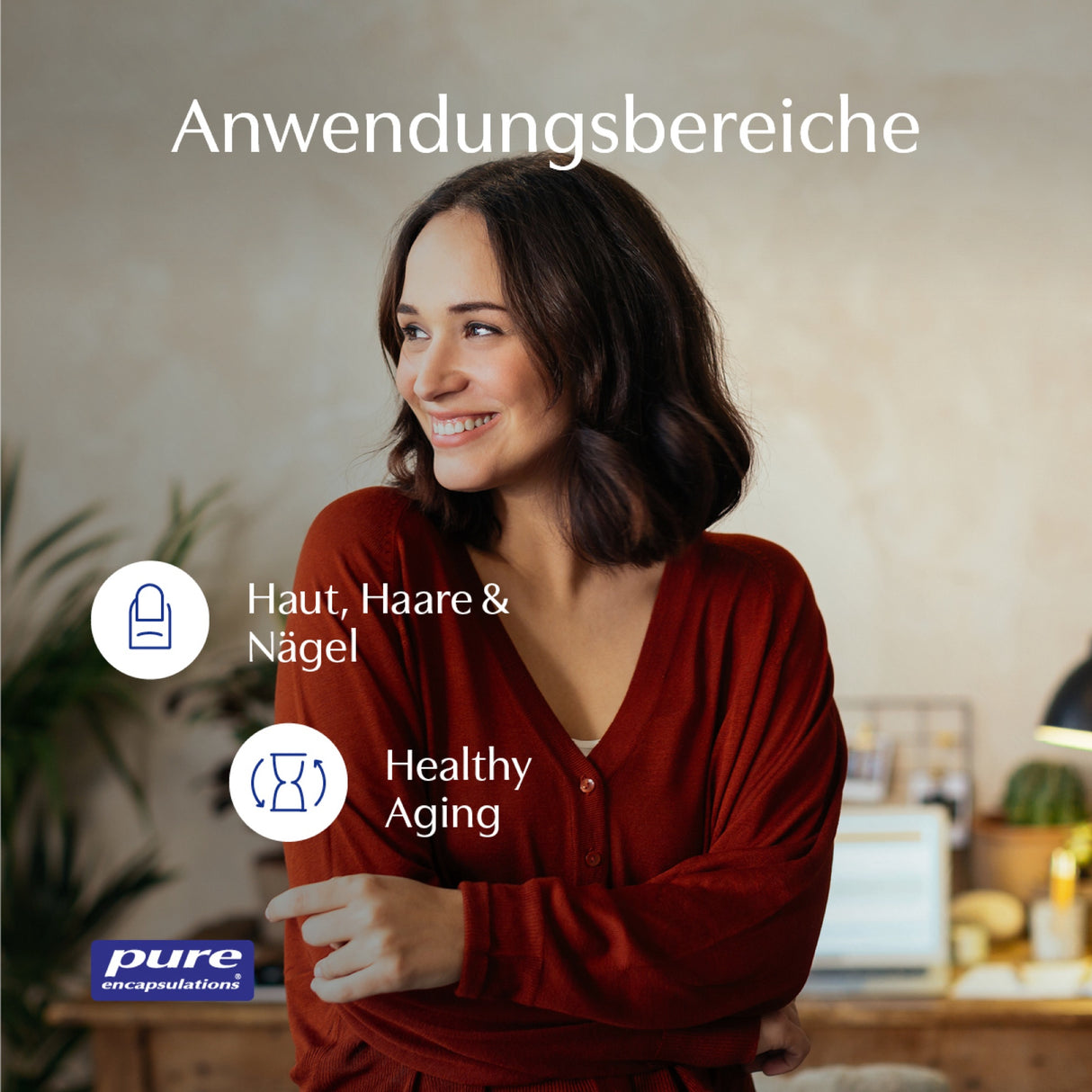 Eine Frau in einem roten Pullover lächelt und schaut zur Seite. Im Hintergrund ist ein unscharfes Interieur mit Pflanzen und einem Laptop zu sehen. Text auf dem Bild: "Anwendungsbereiche", "Haut, Haare & Nägel", "Healthy Aging", "pure encapsulations".