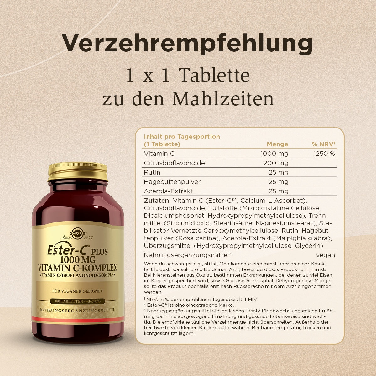 Eine Produktabbildung zeigt eine braune Flasche mit dem Etikett 'Ester-C Plus 1000 MG Vitamin C-Komplex', geeignet für Veganer. Daneben eine Tabelle mit Inhaltsstoffen wie Vitamin C, Citrusbioflavonoide, Rutin, Hagebuttenpulver und Acerola-Extrakt. Die Verzehrempfehlung lautet '1 x 1 Tablette zu den Mahlzeiten'. Die Flasche steht auf einem hellen Hintergrund, der Text ist in schwarzer Schrift auf einem beigen Hintergrund gedruckt.