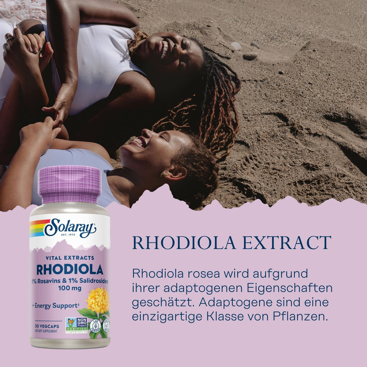 Zwei lachende Frauen liegen auf einem sandigen Strand. Neben ihnen steht eine Flasche Solaray Rhodiola Extract. Der Text beschreibt die adaptogenen Eigenschaften von Rhodiola rosea.