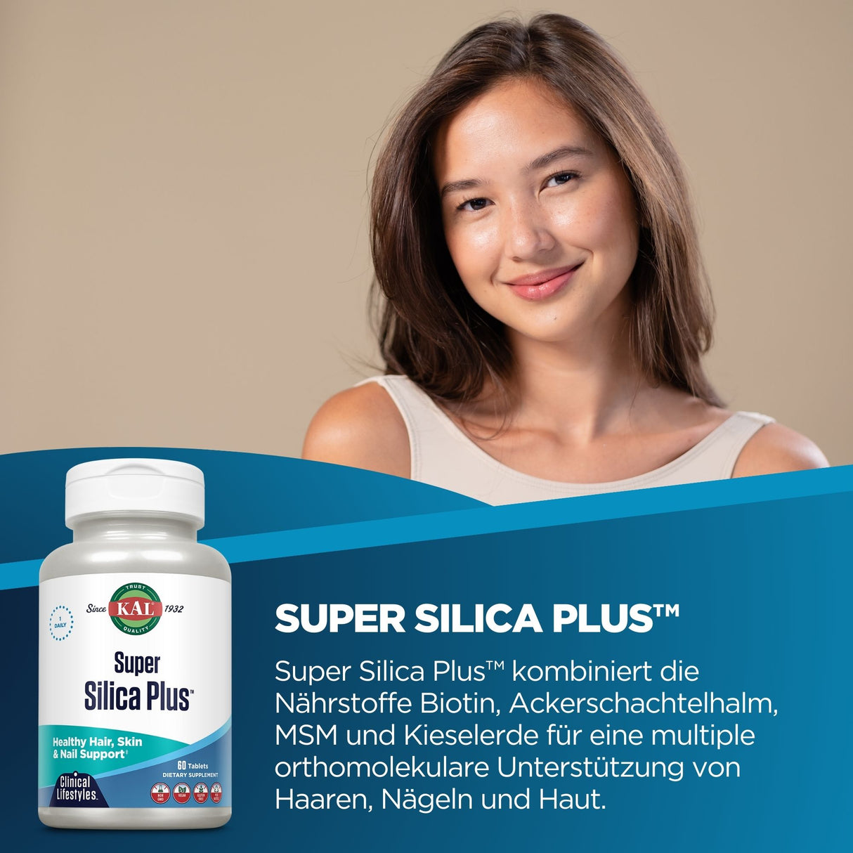 Eine Frau mit braunen Haaren lächelt in die Kamera. Neben ihr ist eine Packung Super Silica Plus von KAL zu sehen. Der Hintergrund ist beige. Auf der Verpackung steht, dass das Produkt Nährstoffe wie Biotin und Kieselerde enthält, die Haare, Nägel und Haut unterstützen.