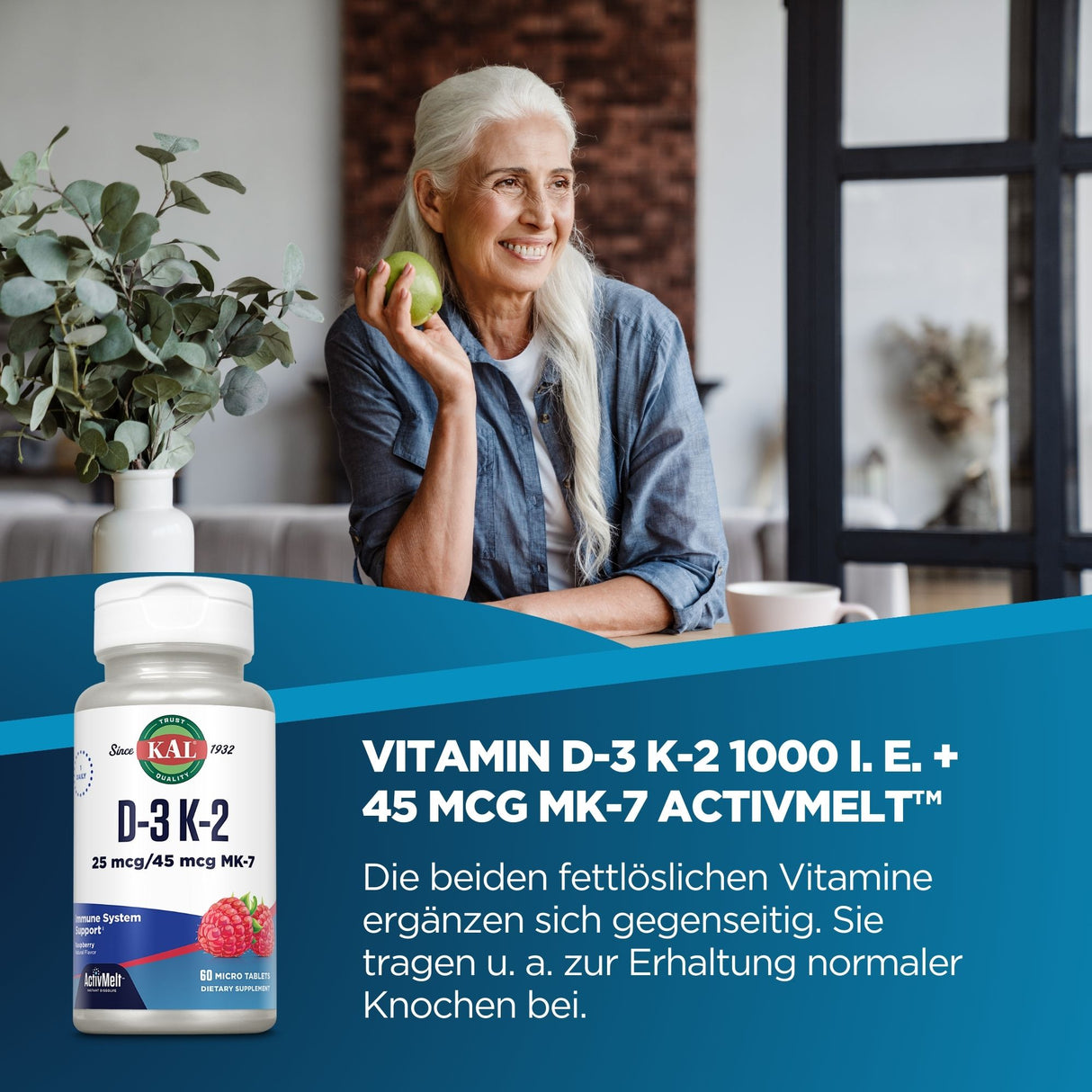 Eine ältere Frau lächelt und hält einen grünen Apfel. Neben ihr steht ein Eukalyptusstrauß. Im Vordergrund ist ein Vitamin-D-3-K-2-Produkt abgebildet.