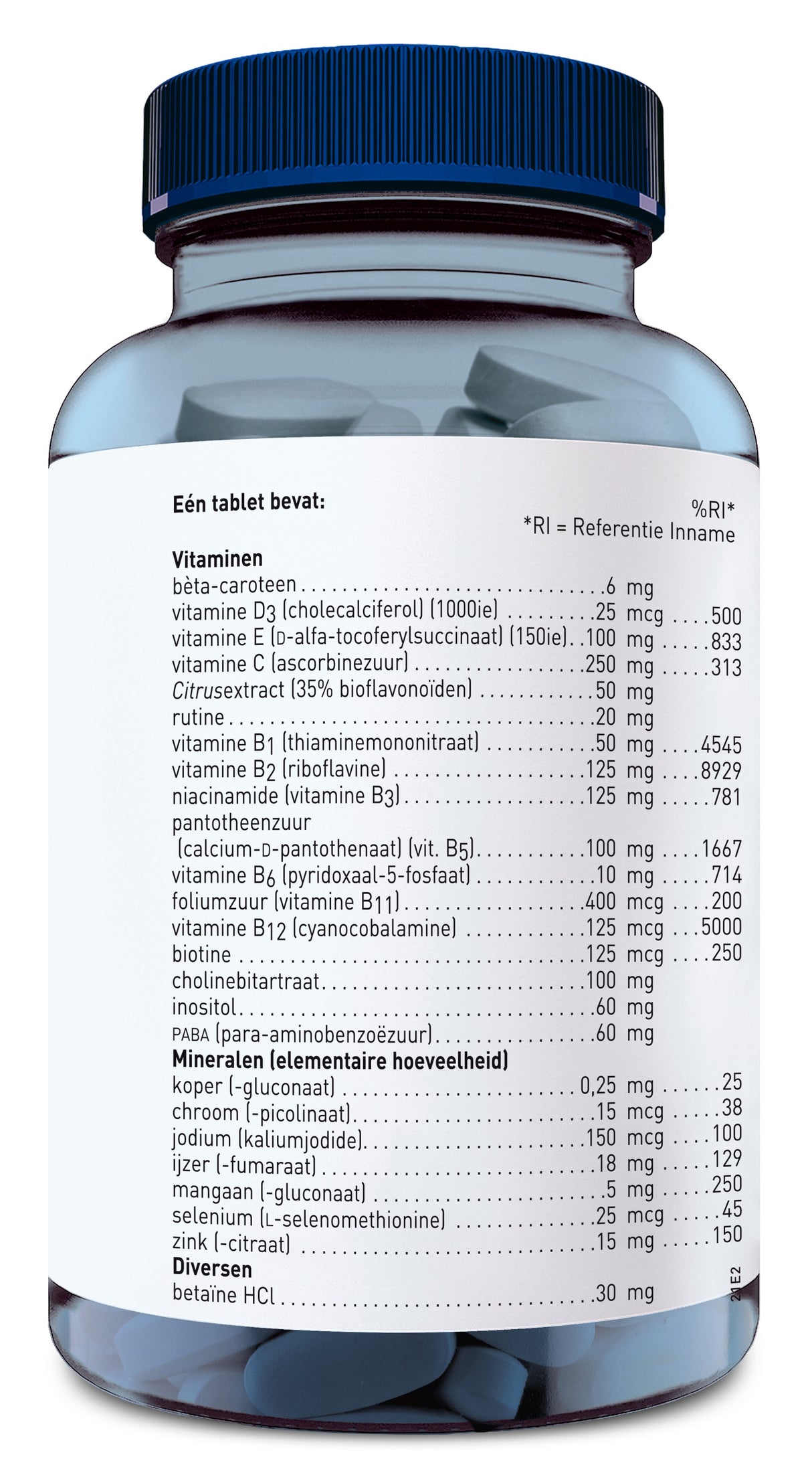 Eine durchsichtige Plastikflasche mit blauem Deckel, gefüllt mit weißen Tabletten. Auf dem Etikett sind Nährstoffangaben in niederländischer Sprache aufgedruckt, die Vitamine und Mineralstoffe sowie deren Mengen und empfohlene Tagesdosen auflisten.