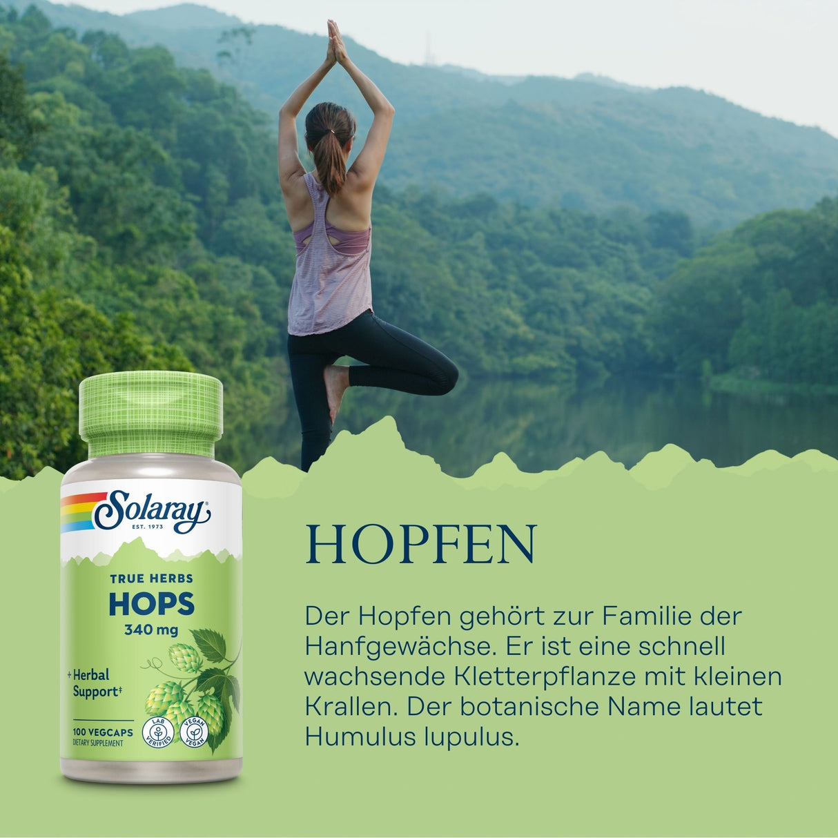 Das Bild zeigt eine Frau in Sportkleidung, die im Baum-Yoga-Pose vor einem See und bewaldeten Hügeln steht. Im Vordergrund ist eine Dose Solaray True Herbs Hops Nahrungsergänzungsmittel abgebildet. Der Text beschreibt Hopfen als Hanfgewächs mit botanischem Namen Humulus lupulus.