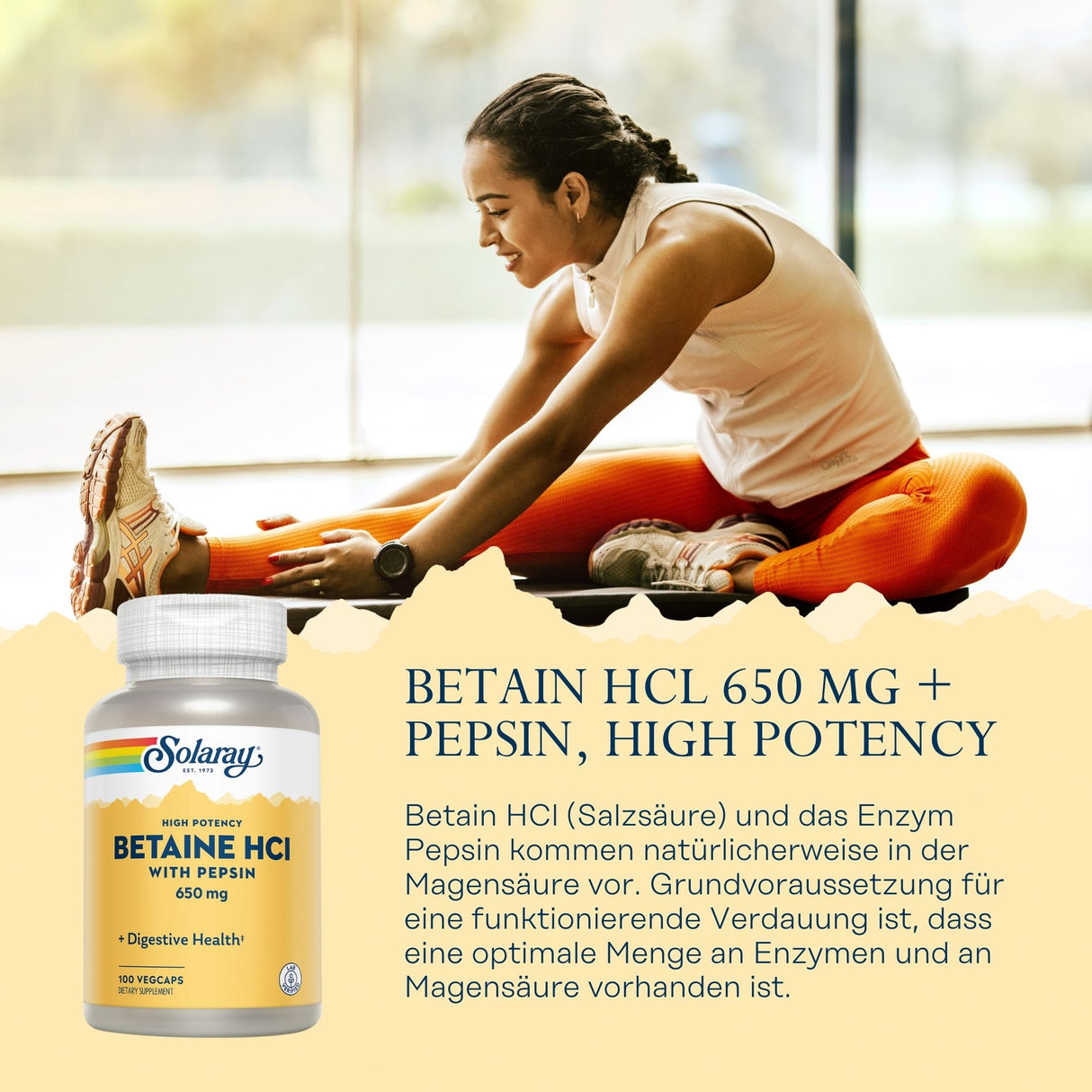 Eine Frau in Sportkleidung dehnt sich in einem Fitnessstudio. Sie trägt ein weißes Oberteil und orangefarbene Leggings. Im Vordergrund ist eine Flasche mit der Aufschrift 'Solaray Betaine HCL with Pepsin' abgebildet. Der Text beschreibt die Vorteile von Betain HCL und Pepsin für die Verdauung.
