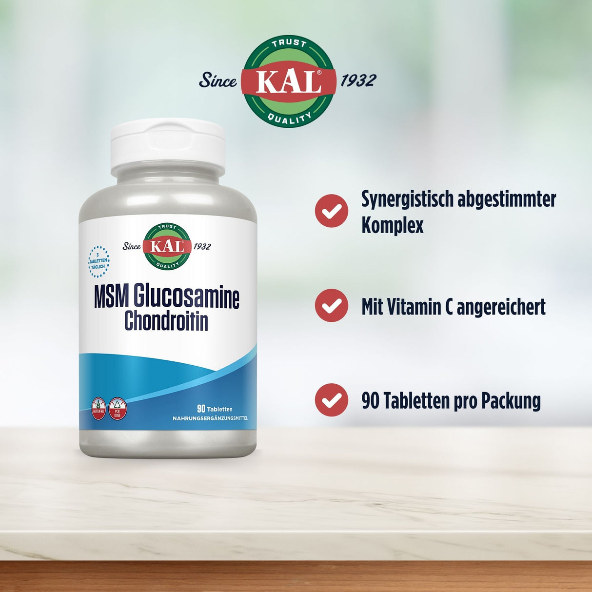 Das Bild zeigt eine Produktdarstellung eines Nahrungsergänzungsmittels der Marke KAL mit dem Namen MSM Glucosamine Chondroitin. Die Flasche ist weiß mit einem blauen Etikett und zeigt das KAL-Logo. Rechts neben der Flasche sind drei Bulletpoints aufgelistet: 'Synergistisch abgestimmter Komplex', 'Mit Vitamin C angereichert' und '90 Tabletten pro Packung'. Der Hintergrund ist unscharf und in hellen Farben gehalten, was die Flasche in den Vordergrund rückt.