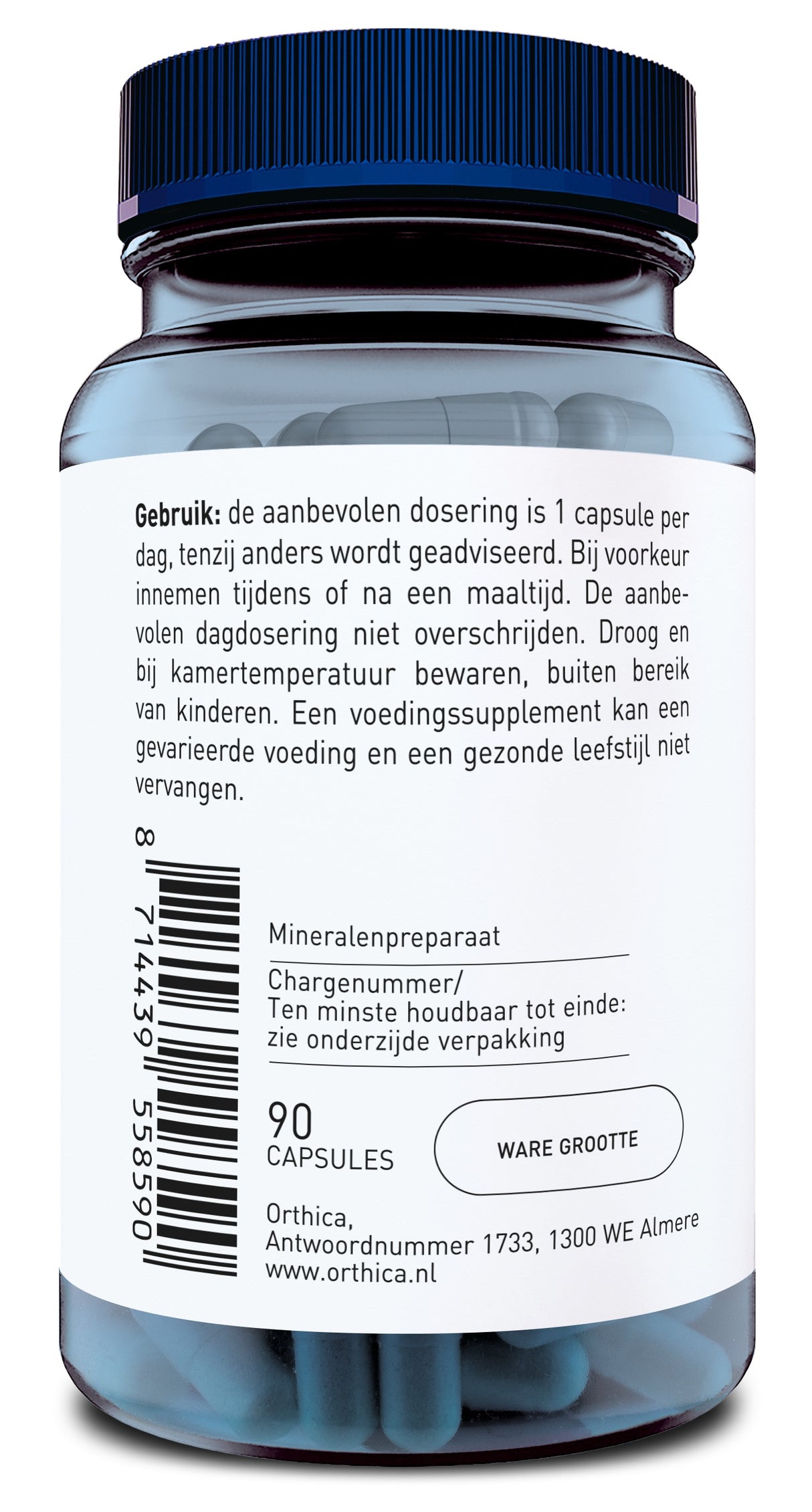 Das Bild zeigt eine durchsichtige Plastikflasche mit blauem Deckel, die 90 Kapseln eines Mineralpräparats enthält. Auf dem Etikett steht die empfohlene Dosierung von 1 Kapsel pro Tag auf Niederländisch. Weitere Informationen wie Lagerungshinweise und Herstellerangaben sind ebenfalls auf dem Etikett abgedruckt. Die Flasche stammt von Orthica, einem Hersteller aus den Niederlanden, und ist bei Raumtemperatur zu lagern.
