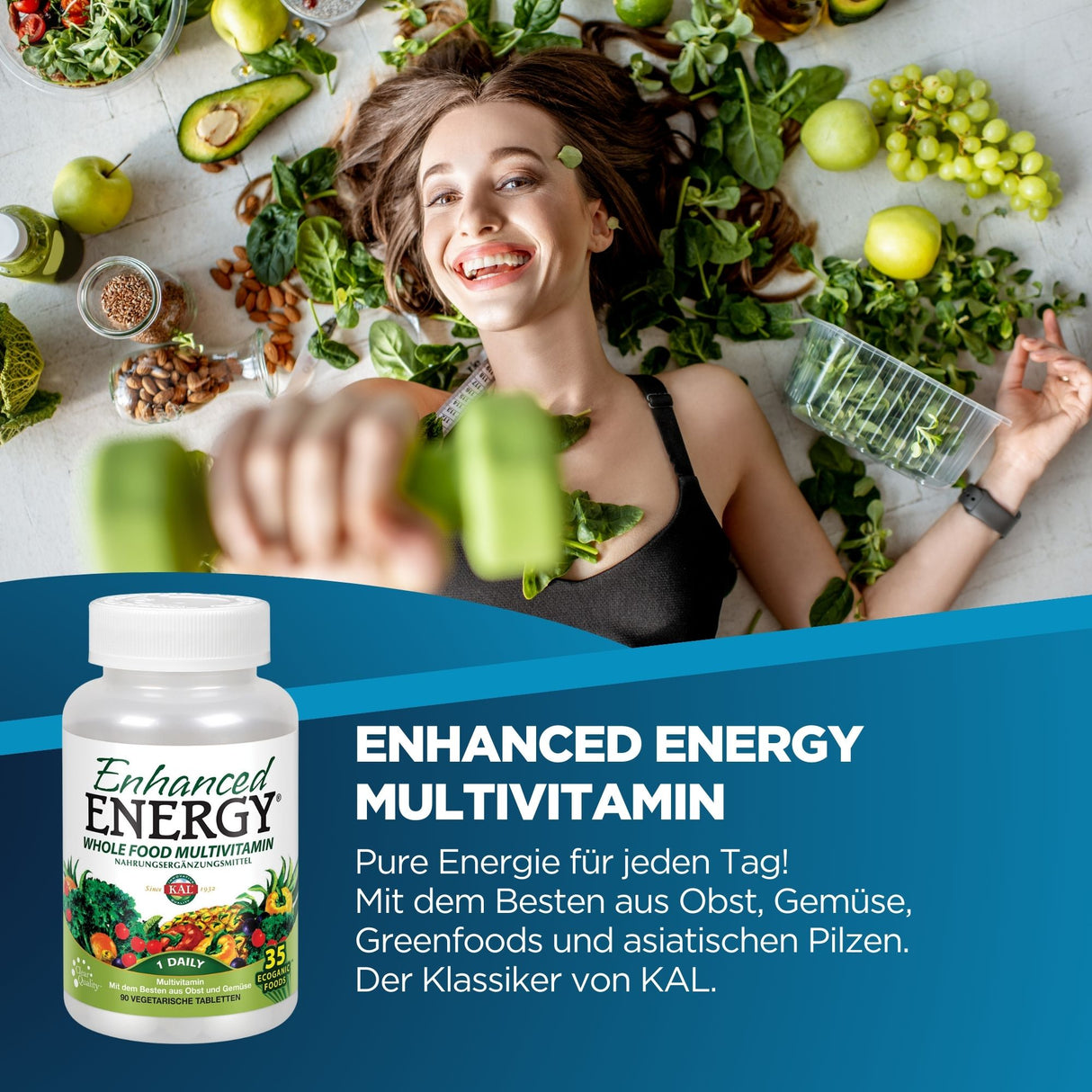 Eine lachende Frau liegt auf einem Tisch, umgeben von grünem Gemüse und Obst. Sie hält eine grüne Hantel in der Hand. Auf der unteren Hälfte des Bildes ist eine Verpackung von 'Enhanced Energy Multivitamin' von KAL zu sehen. Daneben steht ein Text über die Vorteile des Produkts.