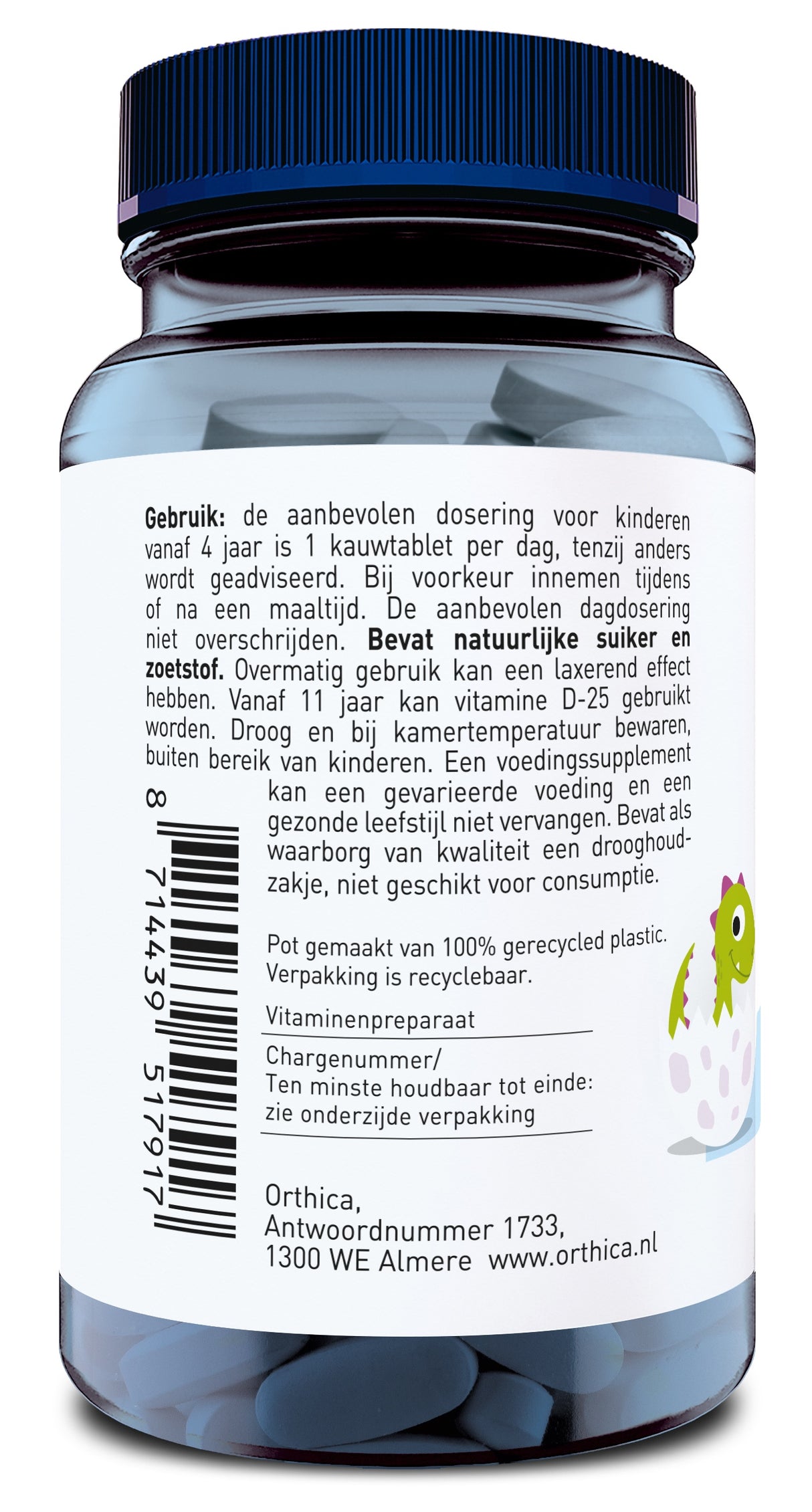 Ein Glasbehälter mit einem blauen Deckel und einem Etikett in niederländischer Sprache. Auf dem Etikett sind Gebrauchsanweisungen und Inhaltsstoffe für ein Vitaminpräparat angegeben. Der Behälter enthält blaue Kautabletten. Die Verpackung besteht aus 100% recyceltem Plastik. Es gibt einen Barcode und eine Adresse in Almere, Niederlande.