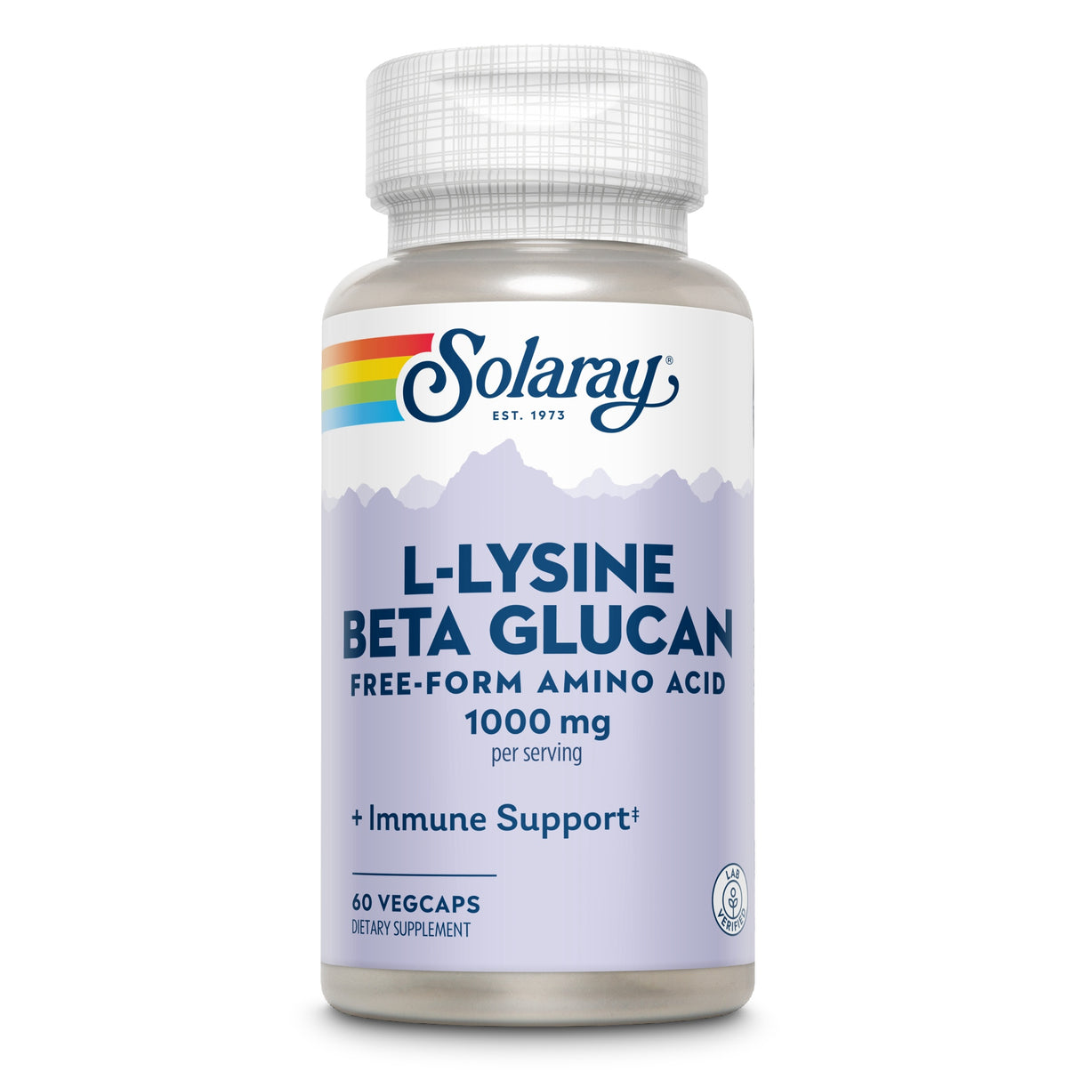 Die Abbildung zeigt eine Flasche des Nahrungsergänzungsmittels Solaray L-Lysine Beta Glucan. Die Flasche ist weiß mit einem bunten Etikett, das den Markennamen und die Produktinformationen in blauer Schrift zeigt. Das Produkt enthält 60 Kapseln und bietet 1000 mg pro Portion, mit dem Versprechen der Unterstützung des Immunsystems. Es ist ein frei geformtes Aminosäurepräparat. Das Etikett hat ein Regenbogen-Design oben.