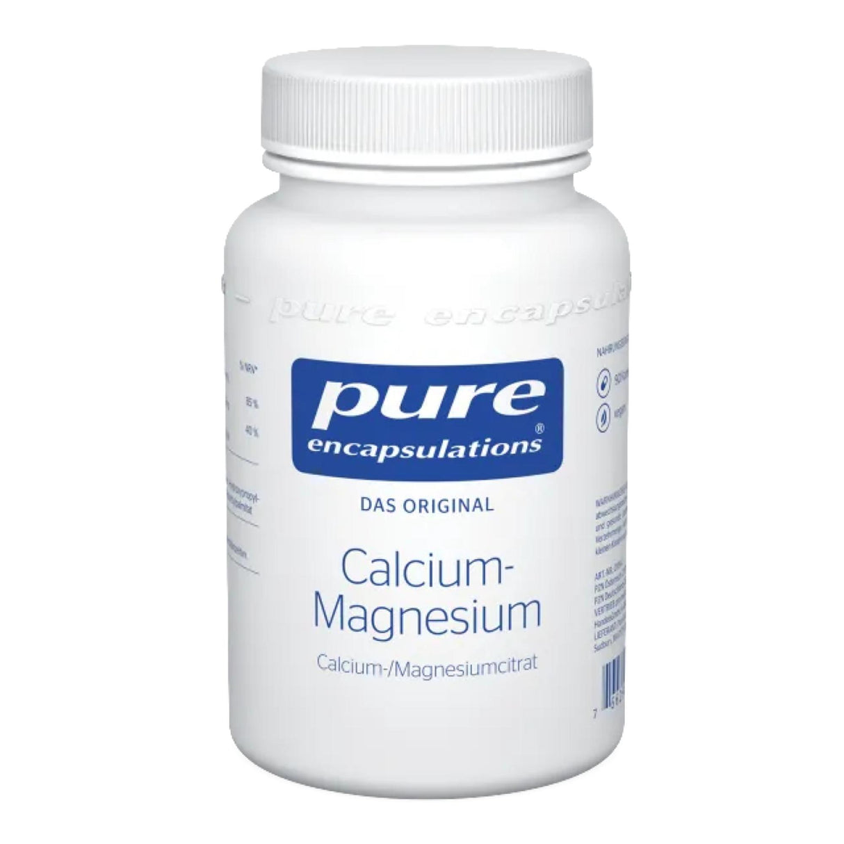 Das Bild zeigt eine weiße Plastikflasche mit einem blauen Etikett der Marke 'pure encapsulations'. Auf dem Etikett steht 'Das Original Calcium-Magnesium', ergänzt durch 'Calcium-/Magnesiumcitrat'. Die Flasche steht vor einem weißen Hintergrund.