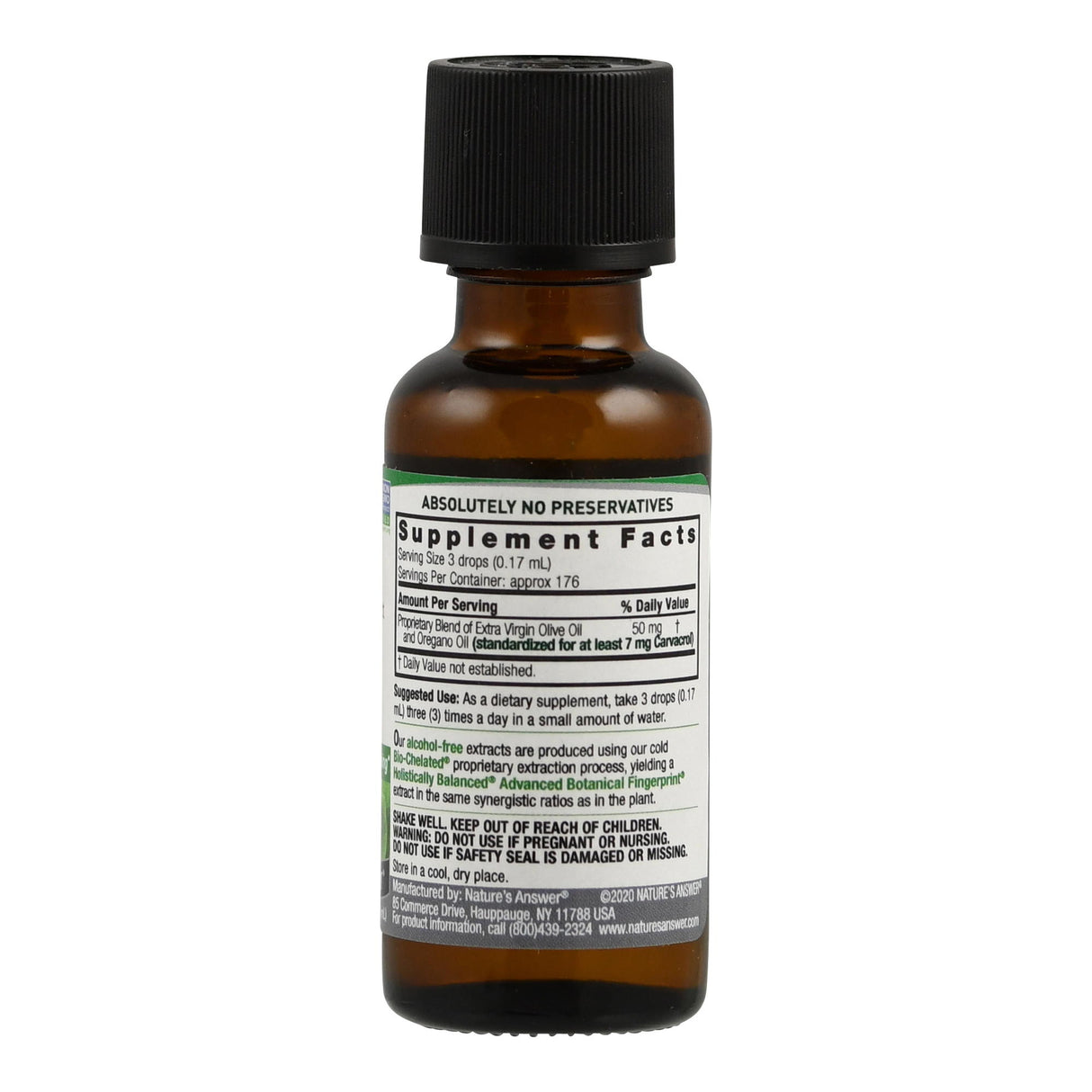 Eine braune Glasflasche mit schwarzem Schraubverschluss. Auf dem Etikett sind die Nährwertangaben eines Nahrungsergänzungsmittels zu sehen. Die Flasche enthält 0,17 ml pro Portion und insgesamt 176 Portionen. Hauptbestandteile sind Olivenöl und Oreganoöl. Die Flasche steht aufrecht auf einem weißen Hintergrund.