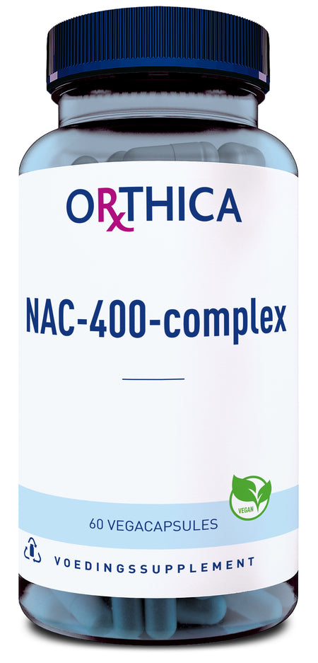 Eine Flasche mit dem Etikett 'ORTHICA NAC-400-complex' steht im Vordergrund. Sie enthält 60 vegane Kapseln und ist als Nahrungsergänzungsmittel gekennzeichnet. Auf dem Etikett sind Symbole für Recycling und Veganismus zu sehen.
