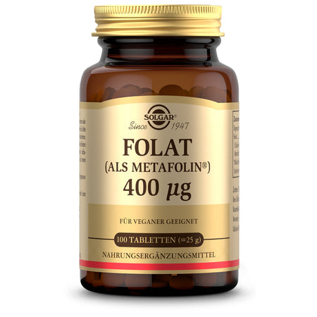 Ein braunes Glasgefäß mit goldfarbenem Deckel, auf dem Etikett steht 'Solgar Folat (als Metafolin) 400 µg'. Es ist für Veganer geeignet und enthält 100 Tabletten Nahrungsergänzungsmittel. Das Etikett ist beige mit brauner Schrift.