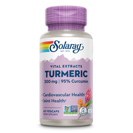 Das Bild zeigt eine Flasche mit Nahrungsergänzungsmitteln der Marke Solaray. Auf der Flasche steht 'Vital Extracts Turmeric 300 mg | 95% Curcumin'. Die Verpackung ist in Lila gehalten und enthält Informationen zur Unterstützung der Herz-Kreislauf- und Gelenkgesundheit. Es gibt auch Symbole für 'Non-GMO', 'Lab Verified' und 'Vegan'.