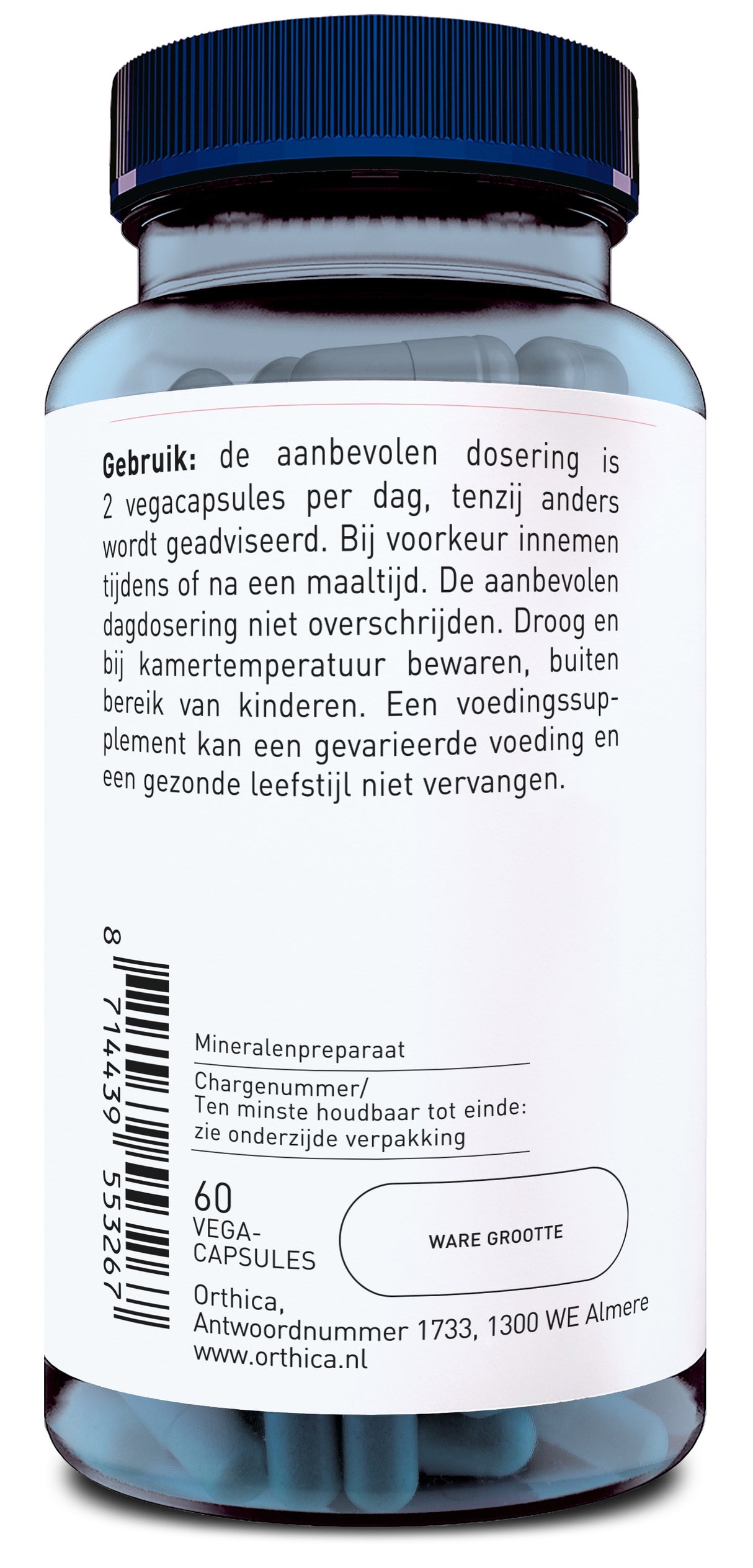 Ein Glasbehälter mit blauem Deckel, der vegane Kapseln enthält. Auf dem Etikett befinden sich Anweisungen zur Einnahme in niederländischer Sprache. Es wird empfohlen, zwei Kapseln pro Tag einzunehmen. Der Behälter ist für Nahrungsergänzungsmittel von Orthica, einem Unternehmen mit Sitz in Almere, Niederlande. Das Etikett enthält auch einen Barcode und Informationen zur Haltbarkeit.