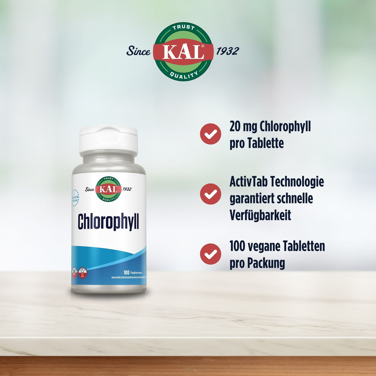 Das Bild zeigt eine Verpackung von KAL Chlorophyll Tabletten auf einem Tisch. Links ist eine weiße Flasche mit blauem Etikett zu sehen, auf dem 'Chlorophyll' steht. Rechts sind drei Textblöcke mit Informationen: '20 mg Chlorophyll pro Tablette', 'ActivTab Technologie garantiert schnelle Verfügbarkeit' und '100 vegane Tabletten pro Packung'. Oben ist das KAL-Logo mit der Aufschrift 'Since 1932'. Der Hintergrund ist unscharf und grünlich.