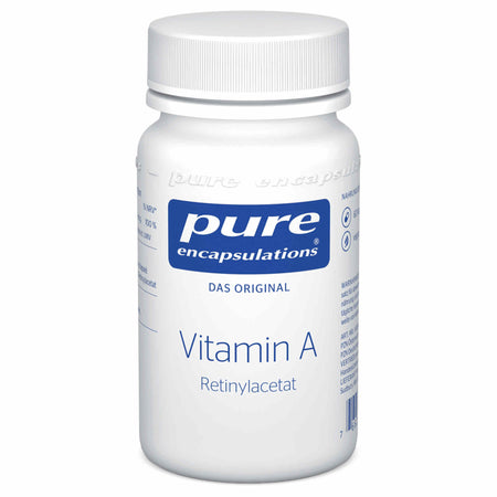 Eine weiße Plastikflasche mit blauem Etikett, auf dem 'pure encapsulations' und 'Vitamin A Retinylacetat' steht. Die Flasche ist zylindrisch und hat einen weißen Schraubdeckel. Sie enthält Nahrungsergänzungsmittel und ist für eine gesunde Ernährung gedacht.