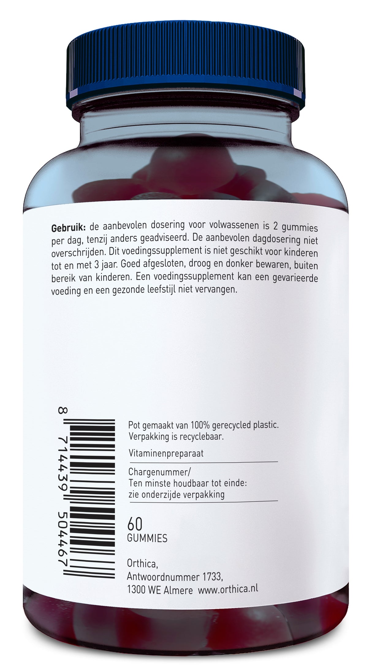 Das Bild zeigt eine Plastikflasche mit einem blauen Schraubverschluss, die Vitamingummis enthält. Auf dem Etikett sind Gebrauchsanweisungen auf Niederländisch zu sehen. Die Flasche ist aus 100 % recyceltem Plastik und enthält 60 Gummis. Es gibt einen Barcode und die Adresse des Herstellers in Almere, Niederlande.