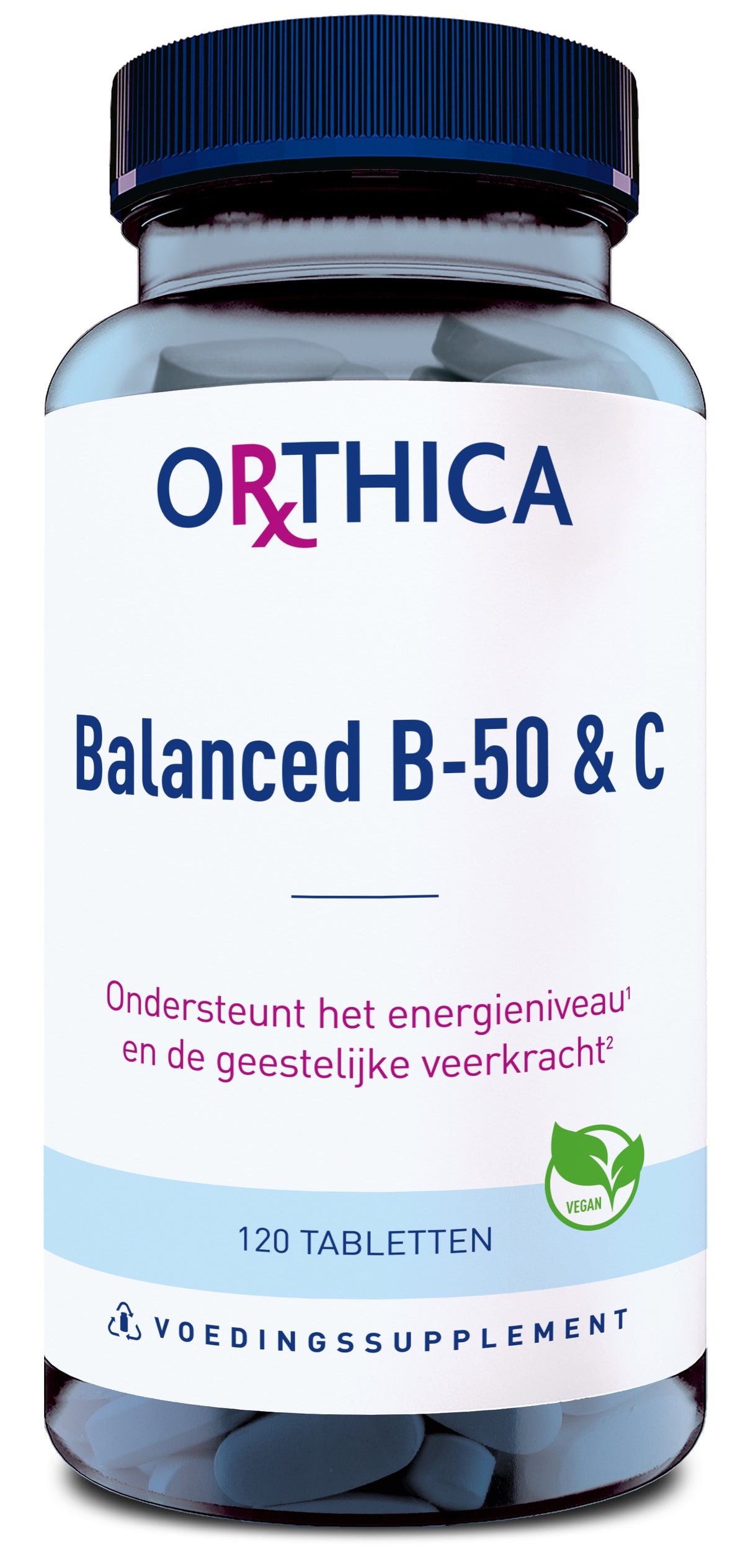 Das Bild zeigt eine Flasche von Orthica Balanced B-50 & C Nahrungsergänzungsmittel. Die Flasche ist blau mit einem schwarzen Deckel. Auf dem Etikett steht: 'Ondersteunt het energieniveau en de geestelijke veerkracht'. Es sind 120 Tabletten in der Flasche enthalten. Das Produkt ist vegan, was durch ein grünes Symbol mit einem Blatt angezeigt wird.