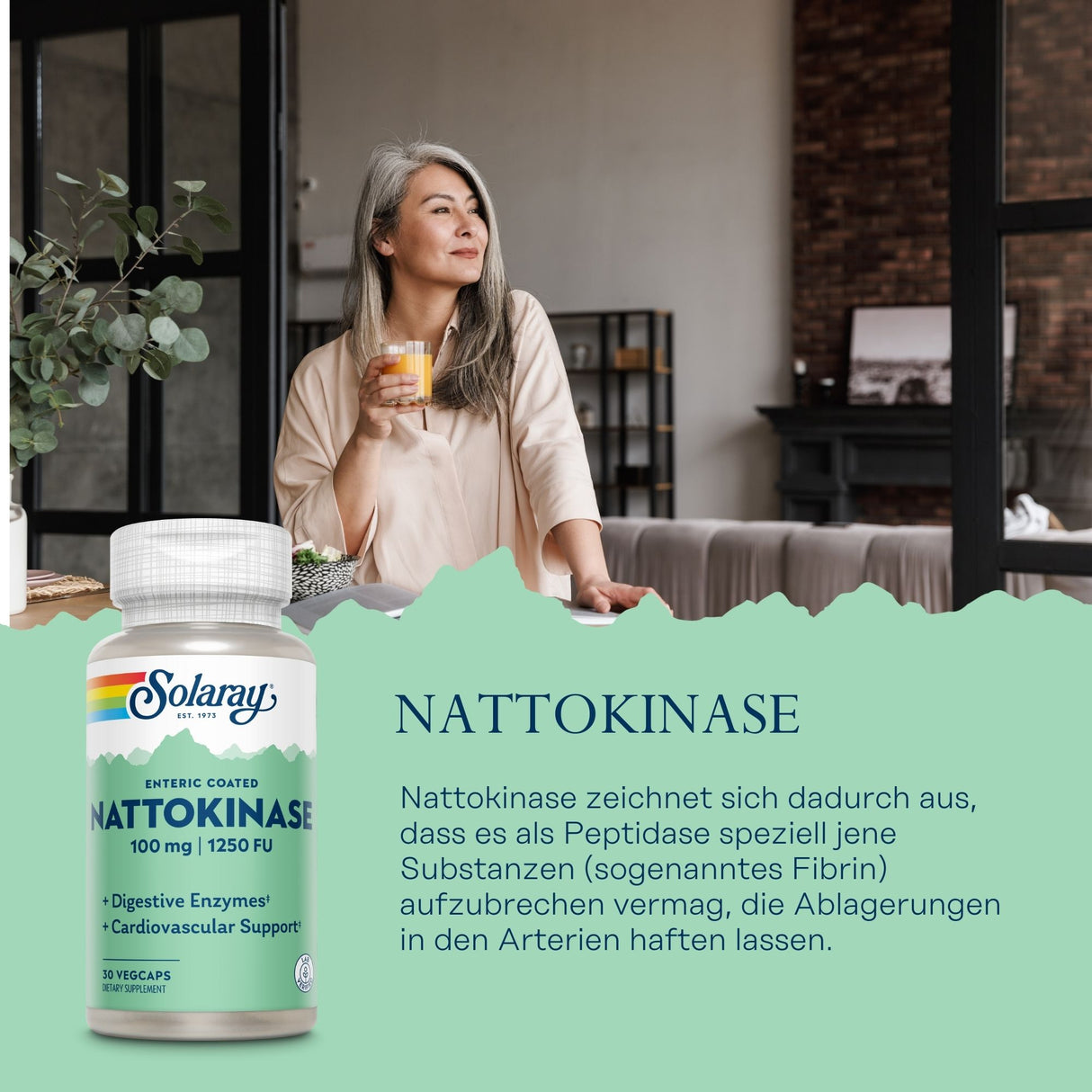 Frau trinkt Saft, daneben Solaray Nattokinase-Produkt. Text erklärt, dass Nattokinase Fibrin abbaut und Arterien unterstützt.