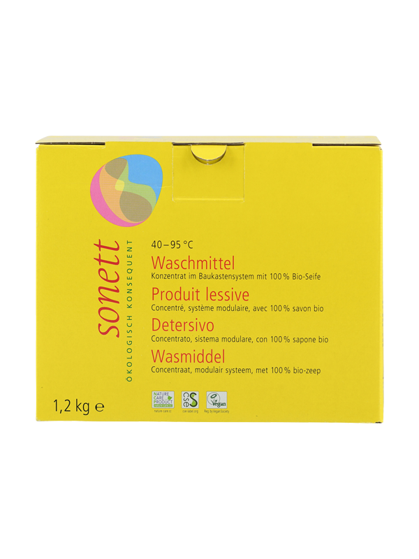 Das Bild zeigt eine gelbe Verpackung von Sonett Waschmittel. Auf der Vorderseite stehen Informationen in mehreren Sprachen: Deutsch, Französisch, Italienisch und Niederländisch. Es handelt sich um ein ökologisches Waschmittel für Temperaturen von 40-95°C, das aus 100% Bio-Seife besteht. Die Verpackung hat ein Gewicht von 1,2 kg. Unten sind mehrere Logos zu sehen, die auf die ökologische und vegane Qualität des Produkts hinweisen.
