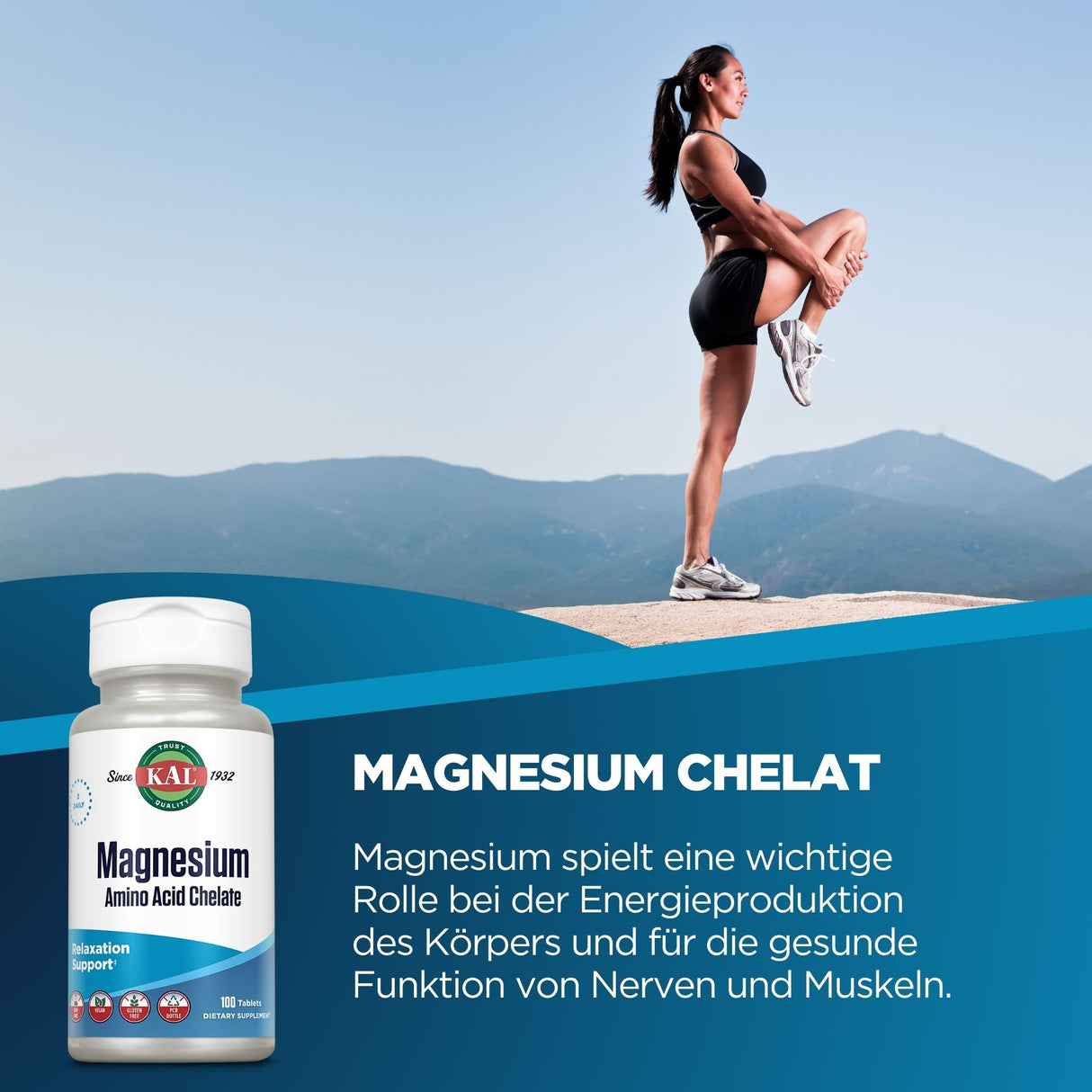 Eine Frau in Sportkleidung steht auf einem Felsen und dehnt ihr Bein vor einem Bergpanorama. Unten links ist eine Magnesiumtablettenflasche von KAL abgebildet. Der Hintergrund zeigt einen klaren Himmel.